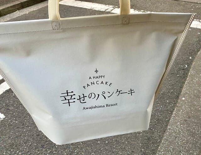 幸せのパンケーキ - テイクアウトのパンケーキロールは冷凍品なので、専用の保冷バッグ付きでの提供。
