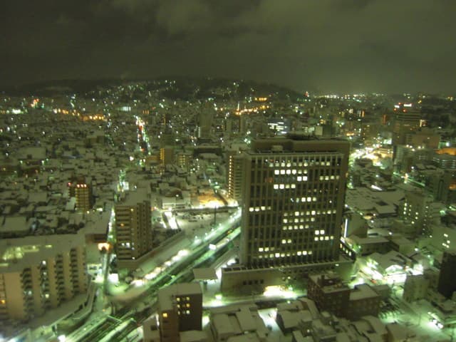 桃李 - 窓から望む金沢市内の夜景