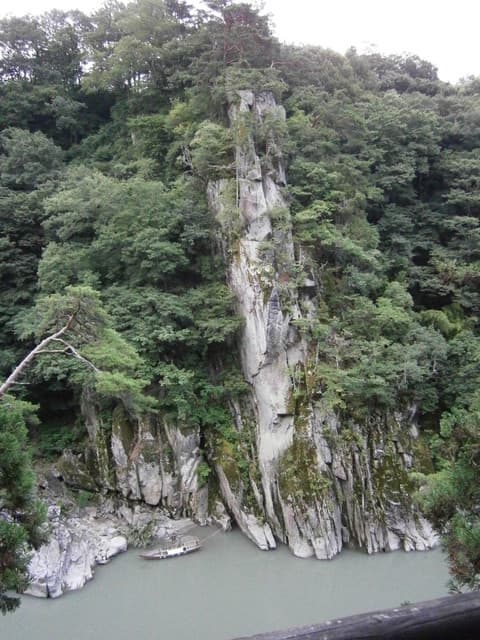 絶景の宿　龍峡亭 - 名勝　龍角峯　峯竜太の名前の由来とのこと