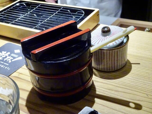 天ぷらと寿司18坪 - 寿司の醤油は刷毛で塗ります。
