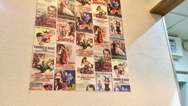 ラ ポルケッテリア - 店内の壁に貼られたポスター