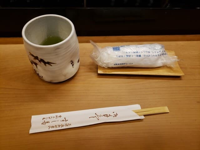 すし善 - 卓上（お茶・おしぼり・お箸）