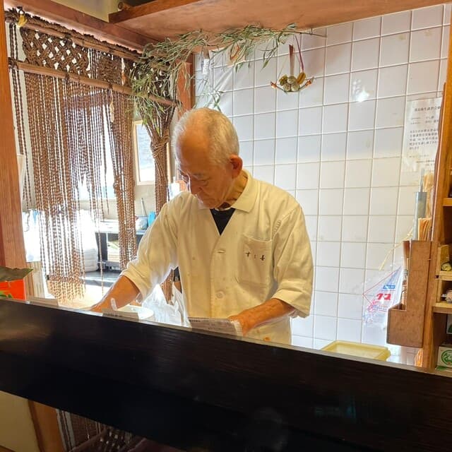 すし善 - カウンター席だと調理がながめられます