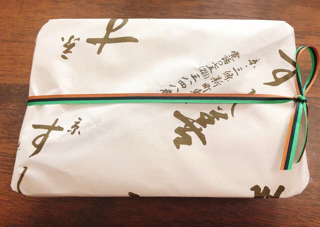 すし善 - 包装紙で包んでくださいます。