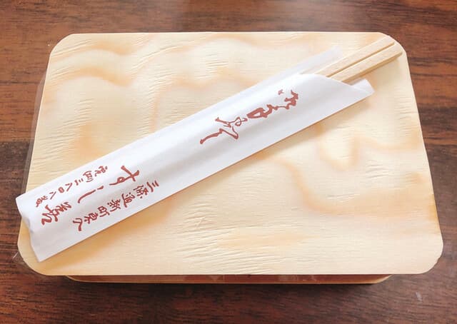 すし善 - 折詰めと割り箸