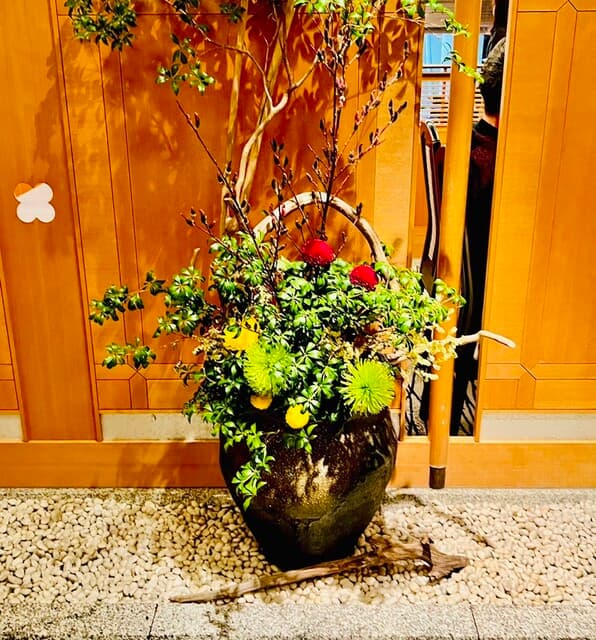 螢 - ◎入り口の素敵な生花。