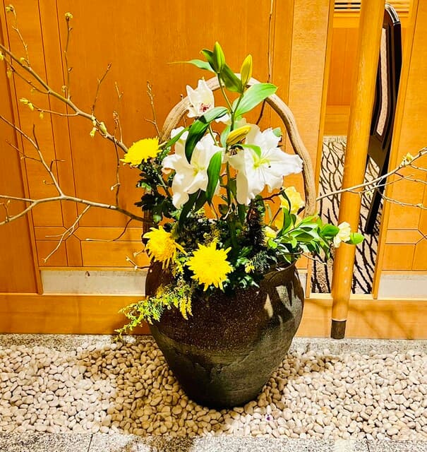 螢 - ◎入り口の生け花が迎えてくれる。