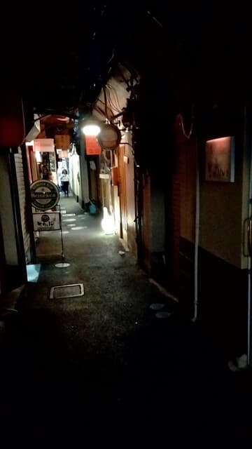 六傳屋 - 木屋町通りのきぬたビルとパーキングの間に先斗町に抜ける細道があります♫こちらの道を抜けて北（左）に少し歩くとすぐ左側に六傳さんが見えます