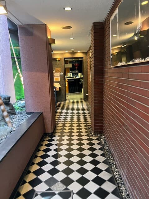 湖陽樹 - 地下通路から入り口を望む