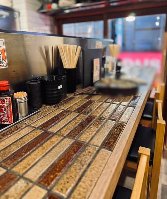 海鮮お好み焼きとおでん 友の - 2階のカウンター席はこんな感じ、9席