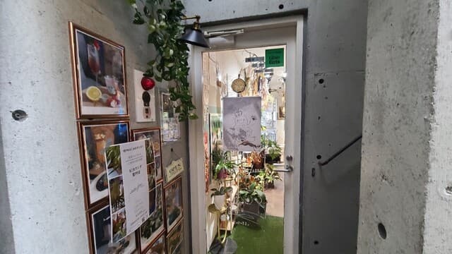 ever free - 広島電鉄袋町電停から徒歩6分の「ever free」さん
2024年開業、店主さんと男性スタッフ1人の2名体制
3階まで階段を登るとガラス張り開き扉、中の観葉植物が多く見え、不思議な感じの佇まい
