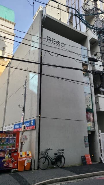 ever free - 打ちっぱなしコンクリートの外壁のビル3階にあります
広島電鉄袋町電停から徒歩6分の「ever free」さん
2024年開業、店主さんと男性スタッフ1人の2名体制