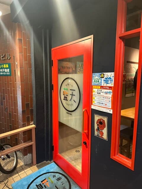 中華バル 藍天 - こちらの扉が目印