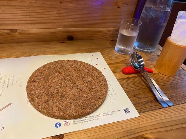 めんたいこ生パスタの店 マルゲッタ - 私は一人だったんでカウンターを利用させて頂きましたが席には可愛らしい明太子の箸置きが配置されてました。