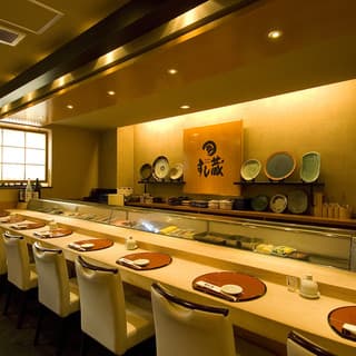 If there are a small number of people, use the counter; if it's a banquet, use the small upper seating area.