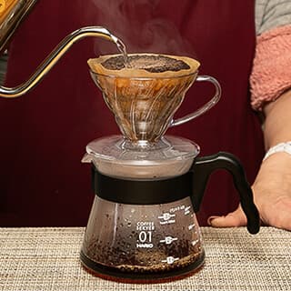自家製のコーヒーでくつろぐのも良いし、個性的なお酒で一杯飲むのも良いです◎