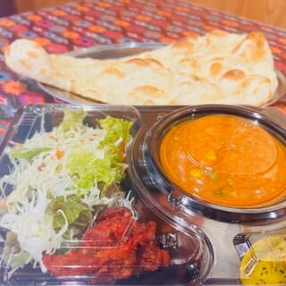 Lunch with a generous portion, available in 8 different curries! Cost-effective choice.