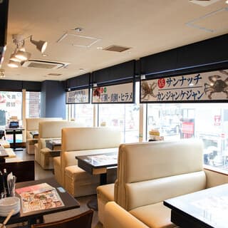 A clean and modern interior with 60 seats, offering a clear view of Omiyoko Street through large glass windows.