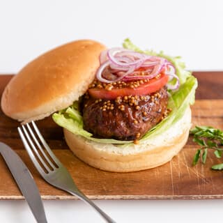 The popular domestic meat hamburger contains a calorie count of less than 500 kcal.