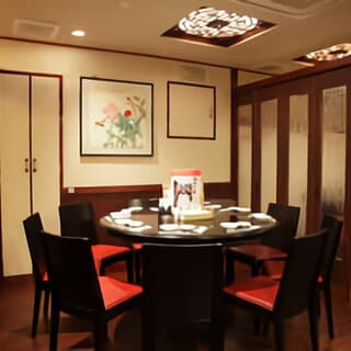 【Private Room Available for 2 People】A spacious and elegant space with wood-grained decor.