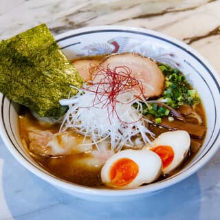 《素材の旨味たっぷり》煮干ベースでこだわり尽くす双麺らーめん