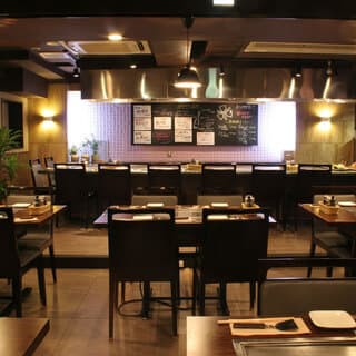 In a friendly atmosphere, you can enjoy iron-fried dishes.