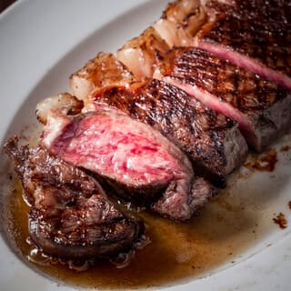 Delivering exquisite steaks made from US prime beef and high-quality black beef.