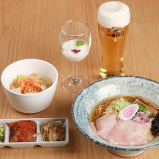 A dinner set where you can enjoy otsumaki, alcohol, and ramen leisurely.