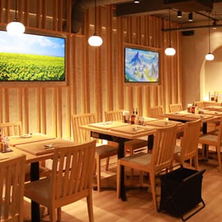 A cozy café-like atmosphere makes this place perfect for solo visitors, girls’ gatherings, or family get-togethers.