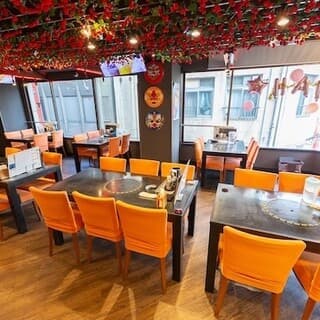 The interior of the restaurant, decorated in red, is perfectly suitable for individuals as well as groups! Private reservations are also available.