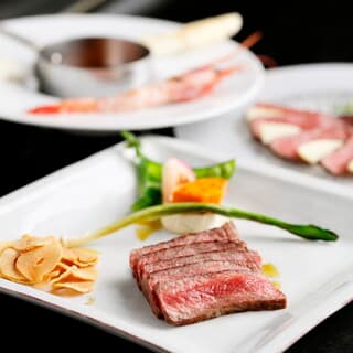 その時期美味しい黒毛和牛をご用意。シェフの手さばきも必見です