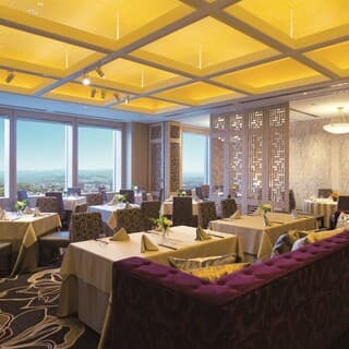 Please enjoy a time of delicious food accompanied by beautiful scenery.