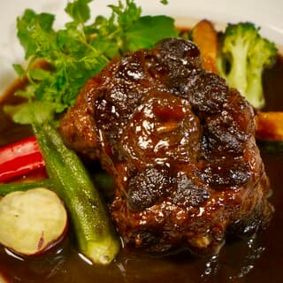 A pairing of charcoal-baked dishes and wine that utilizes the seasonal ingredients from Ishikawa, the local region.