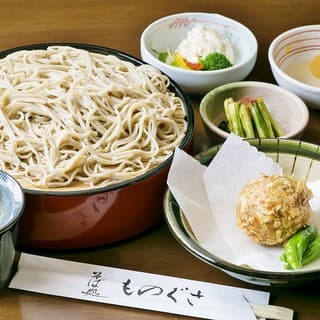 〝信州産そば粉100%〟の九割そばは、この道35年の技の味です。