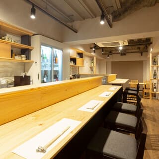Single guests are welcome. Enjoy a pleasant time drinking alcohol in a stylish atmosphere.