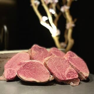 目の前の鉄板で焼き上げる厳選した黒毛和牛