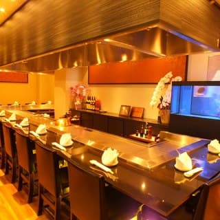 All seats are iron-plated counters. There are private rooms available, making it perfect for special dinners with families.