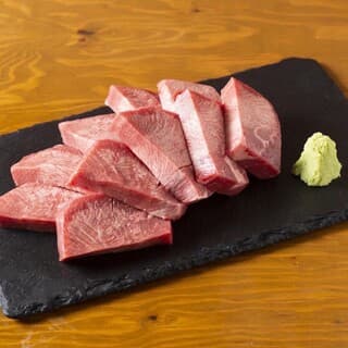 Hidaya’s famous thick-cut pork! They strive to achieve the perfect thickness that allows everyone to cook it deliciously.