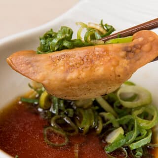 Small in size, easy to eat. The juices and texture that overflow from this Hiroshima-style dumpling are perfect.