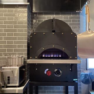 At this restaurant, you can enjoy handmade Naples pizza cooked in a pizza oven, as well as a variety of meat dishes.