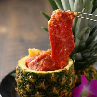 Offering single-order menu items that reflect the charm of Okinawa, as well as packages with unlimited drinks.
