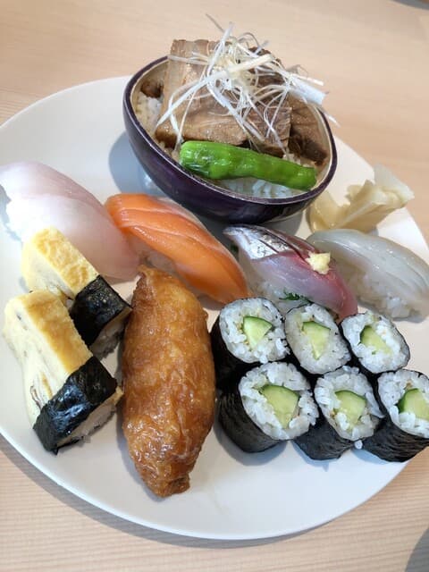 샐러가 맛있다! 점심 메뉴는 주로 스시 위주이며, 일일 변경도 있다. ∴ 스시 잇소야토