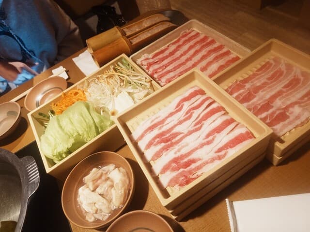 응답이 향상되었습니다. 오랜만에 친구와 함께 방문했으며, 따뜻한 채소 요리를 주문하고, 음료로 소프트드링크 바를 추가해 주셨습니다.