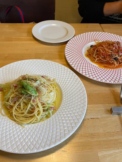 맛있긴 한데, 조금 비싼 것 같아요.