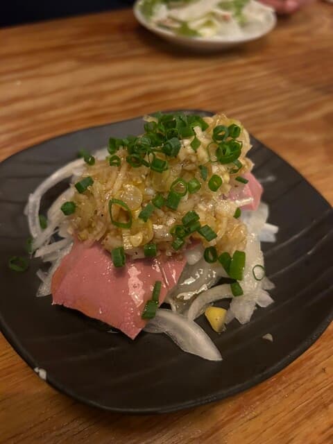 고기 요리가 매우 맛있어요! 분위기도 서비스도 모두 훌륭합니다.