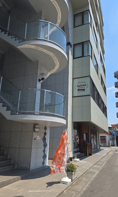 이 레스토랑의 메뉴명을 일본어에서 한국어로 번역해 주세요.  
번역된 텍스트만 출력합니다. 설명, 인용문 또는 JSON은 포함하지 않습니다.  
숫자, 가격, URL, 플레이스홀더, 구두점은 그대로 유지해야 합니다.  
메뉴명, 지역명, 설명적인 문구는 한국어로 번역해야 합니다. 불가피한 경우 원본 텍스트에서 최소한의 가게 이름 부분만 남깁니다.  
모든 설명적인 텍스트를 목적 언어인 한국어로 번역해야 합니다. 필요한 경우만 정확한 명사를 그대로 사용합니다.  
출력 결과는 자연스러운 한국어가 되어야 합니다.  
설명문에 일본어나 로마자 문자를 남기지 마세요. 불가피한 일본어 정확명사를 한글로 번역해야 합니다.  
동일한 단어 내에서 한글과 일본어 문자를 혼용하지 마세요.  
원본 텍스트:  
夢味牛のカツレツ（トマトチーズ）  
고기의 달콤함과 소스의 신맛, 치즈가 매우 맛있어요.