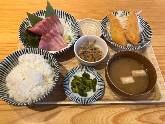 백밥도 맛있고 가성비 높은 정식 메뉴가 있는 술집입니다.
