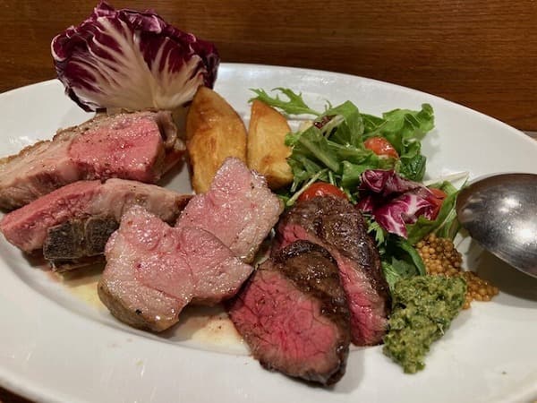この本格的なイタリア料理レストランでは、美味しい食事と飲み物が提供されています。少し人通りが少ない場所にあります。