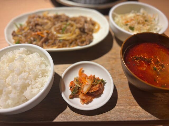 인기의 구이집에서의 점심. 맛이 가득한 유쿠잔을 곁들인 "플루코기 정식"