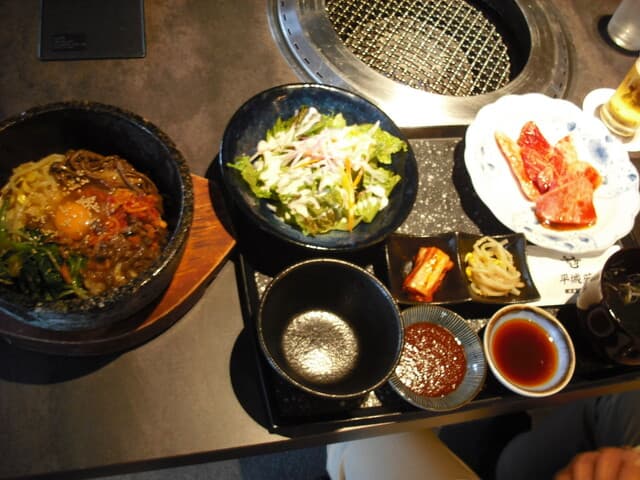 東京焼肉会津の和牛心臓セット、アメリカンファングループセット、石焼きビビンバ
